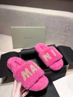 跑量款 Marnl*主推款毛拖 Marni 新款fussbett毛毛鞋 顶级品质 全新冰岛羊羔毛，双层皮毛一体鞋面舒适柔软，利落线条勾勒别致廓形，挥洒自信时髦。