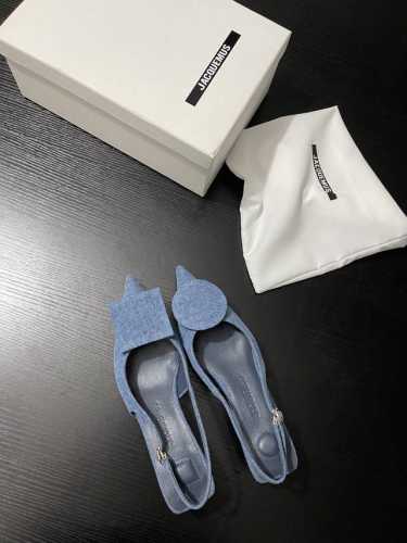 p：400 Jacquemus尖头凉鞋 不对称饰片设计独特吸睛，方形与圆形元素碰撞，时髦又个性。细带搭扣增添精致感，穿上它，轻松走出法式摩登范 。 鞋面牛皮 牛