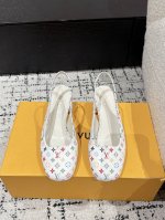 Louis Vuitton 25 隆上村联名 Swing最新 圆头后空 5.5粗跟 玛丽珍鞋 简约精致，高级感满满，尽显优雅气质～ 上脚超好看，拉满了夏日美鞋绝