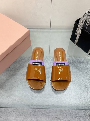 工厂价： 对版配袜套2025春夏时装周miu Miu钱币乐福鞋谬谬新出的木板拖鞋真的让人一整个心都融化鞋型整体都狠秀气不笨重、圆头拖鞋凉鞋鞋面：进口漆皮 进口麂
