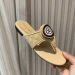 Chane*｜小香25P春夏新品 双C平底拖鞋 夏天的人字拖莫名让人感到自由 双C大Logo大气上档次 也太好看了吧 上脚超秀气显白！ 鞋面采用原版定制材质 内
