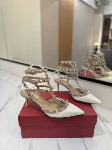 出厂价Pp： Valentino 华伦天奴铆钉 Vt经典环绕踝脚带铆钉凉鞋，历久弥新深入人心永不过时的必备单品顶级复刻！侧身弧线完美，原版开模定制不生锈铆钉 特