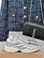 厂价 Miumiu 缪缪 24Ss 早秋新品 休闲运动鞋 独特的设计，时尚又百搭 无论是搭配牛仔裤还是裙子 都能轻松驾驭。彰显你的独特品味 让你的每一步都充满自