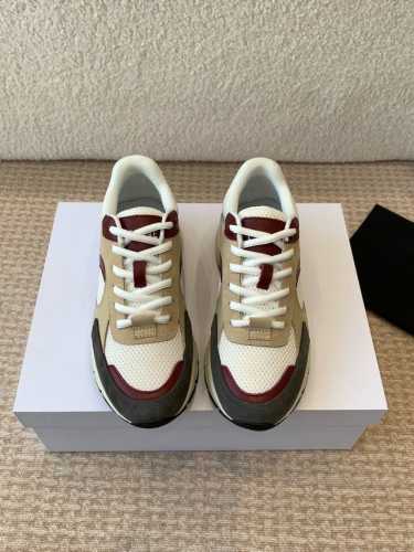 CELINE思琳赛琳CELINE RUNNER CR-03运动鞋 鞋舌和鞋后帮饰有CELINE标志运动鞋侧面凹印CR-03字样鞋后帮和侧面压印CELINE标志厚
