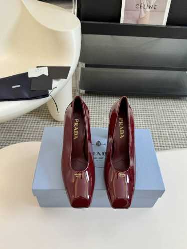 8.5Cm Prada 普拉达 经典款 三角标单鞋系列 简单的设计大概就是它最让人喜欢的点 不是烂大街的那种 很有自己的品牌个性 面料采用小牛漆皮 内里垫脚混种