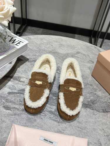 Miumiu 缪缪2024Ss秋冬 钱币驾车鞋加毛乐福鞋毛毛鞋 这款永不过时的反绒皮驾车鞋饰有硬币与压花 Miu徽标，彰显别具一格的经典格调。鞋头盖点缀皮革饰带
