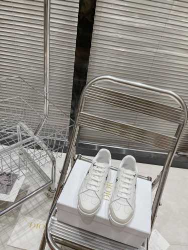 Dior迪奥 新色系运动鞋 小白鞋 这款dior Star运动鞋延续经久不衰的轮廓，采用牛皮革精心制作，所以上脚会特别的舒服哦 饰以同色调绒面革镶片金属星星装饰