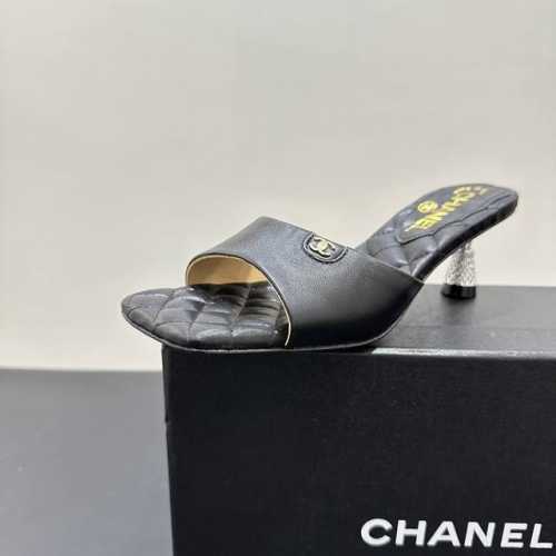390 chanel香奈儿小香风菱格纹高跟凉拖鞋，经典与时尚的融合。标志性菱格纹鞋垫，质感上乘，散发奢华气息。简约一字带设计，大方利落。精致金属标识点缀，细节之