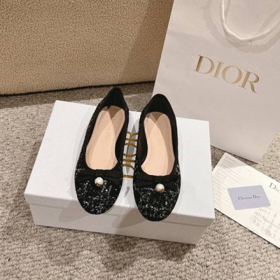 代购级别！迪奥 Dior 芭蕾鞋以 Dior 的高订美学，重新演绎经典风格。采用黑色和白色粗花呢绣布精心制作，饰以藤格纹图案，鞋面饰以精美的罗缎蝴蝶结，点缀以灵