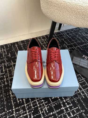 代购级 Prada普拉达 24Ss 秋冬最新厚底 系带冲孔 布洛克 松糕鞋 原版购入开发 从1980年代的篮球鞋汲取灵感，运动风设计搭配精致细节 采用穿孔皮革打
