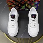 出厂价： 品牌：Lv路易威登 标准码：38-44 45订做 等级：官网同款 材料：原版面料 舒适内里 轻便耐磨柔软大底 款式类别：男士时尚休闲鞋 跑步 运动鞋