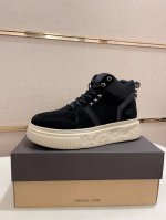 工厂价: 高端货 Ugg最新款 1：1品质，面料:欧洲进口牛皮高端品质头层牛皮 内里:羊毛内里，鞋底: 纯进口橡胶发泡大底 高端货，做工精细，潮流时尚 上脚非常