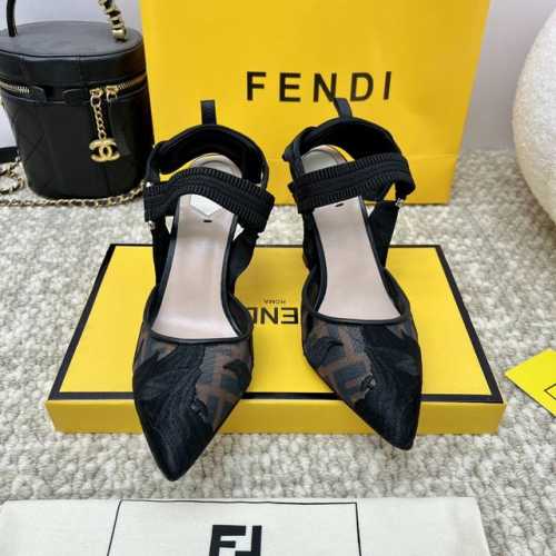 出厂 Fendi 芬迪毛拖走秀主推系列，新品上线，芬具桌脚设计灵感改创于今年秀场的主推系列鞋履 当季新品跟鞋，众所周知，鞋子永远设计为高级感满满的，高端大气上档