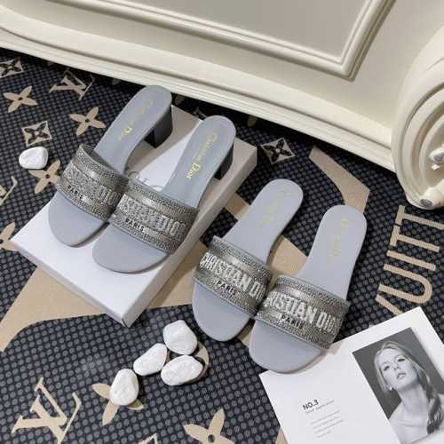 出厂： DIOR 迪奥顶级专柜 压钻系列官网同步 全系首发 迪奥压钻经典刺绣拖鞋明星同款 网红博主推荐 原版开模 代购版本 进口压钻鞋面 垫脚羊皮 原版私膜TP
