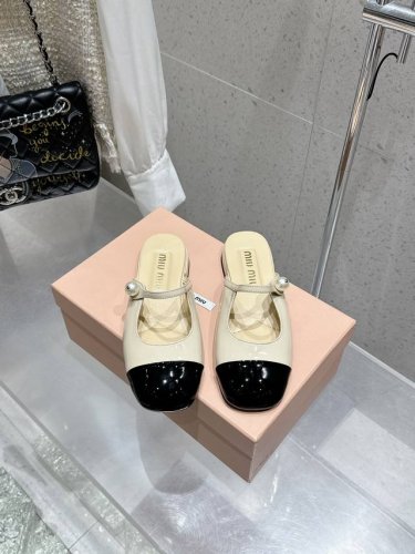 MIUMIU 2025 新款玛丽珍半拖皮鞋 原版1:1订制漆皮牛皮面料 羊皮内里意大利进口真皮大底码数：35-39 40 41订做不退换