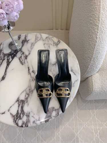 出厂价360 Balenciag*经典款高跟穆勒半拖鞋 小尖头设计拉长腿部线条 经典双B扣装饰大气又耐看 鞋面小牛皮 内里垫脚羊皮 意大利真皮大底 跟高7Cm