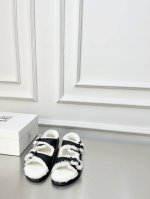 法国小众潮品arizona Love联名deluxe 毛毛凉拖 面料：头层牛皮 内里垫脚：100%真羊毛 大底：橡胶发泡防滑大底 码数：35-40 凉鞋与羊毛的