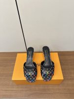 顶级版本Lv 2025Ss新品金典Lv老花猫跟拖鞋 这款 Helios 凉鞋采用漂白Monogram 牛仔帆布制成，搭配天然皮革饰边，引人注目。该表款以精致的金