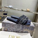 跑量： 钻面Dior 新色CD迪奥女士老花刺绣皮底拖鞋克里斯丁迪奥一直是华丽与高雅的代名词，在时尚殿堂一直是雄踞顶端特別值得一提的是：鞋底绣花图案，再現Chrs