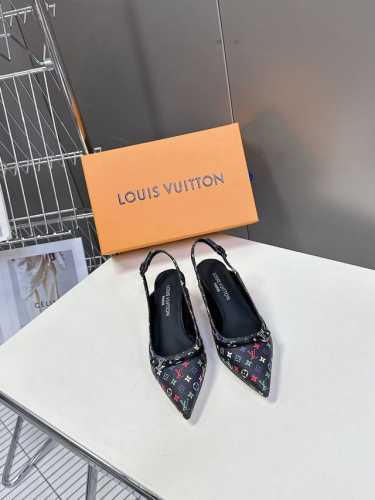 Louis Vuitton 路易威登春夏玛丽珍猫跟时装尖头鞋 春夏秀场出镜率最高的一款单品 超多名模上脚 简约大方非常百搭 鞋面采用原版牛皮； 全皮包裸纯手工缝