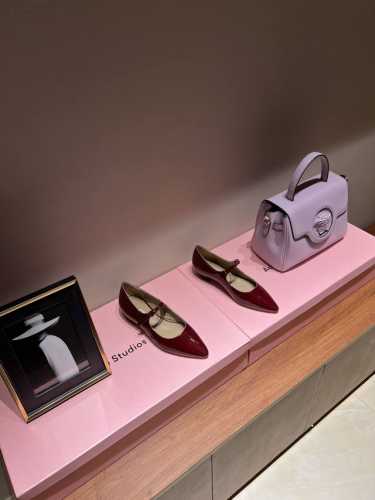Miu Miu 24S早春新品粗跟 尖头玛丽珍鞋系列！ 满满的少女心，款式设计可爱优雅不乏美艳色彩，简简单单又藏着小心机，优雅大方低调显气质，可咸可甜真的太美了
