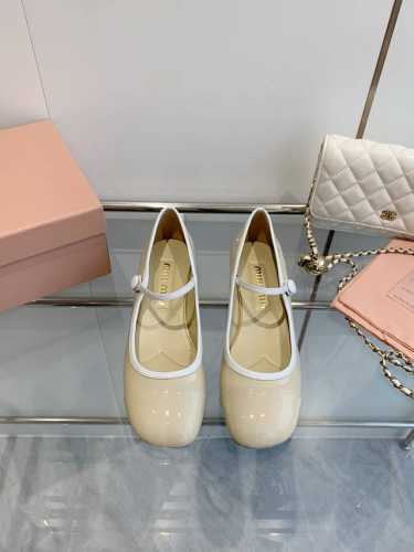 Miu Miu 缪缪 Ss25早春走秀新款 粗跟圆头玛丽珍蝴蝶结松紧带单鞋 时尚简约，增高又百搭，上脚超好看面料:进口漆皮内里垫脚:羊皮大底:意大利真皮大底跟高