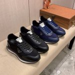 新款: 厂价: 阿玛尼ARMANI* 最新爆款休闲鞋，顶端品牌奢侈～代购，顶级～质量。鞋面選用进口透气牛皮搭配材质透气羊皮垫脚 精细做工。原版个性时尚柔软橡膠耐