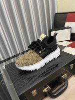出厂价： Gucci 古奇男鞋休闲鞋绝对火爆潮男的极致搭配单品！超质感魅力挡不住，主推款，鞋面选用优质牛皮+透气面料，羊皮垫脚， 耐磨橡胶底，高贵典雅！舒适度爆