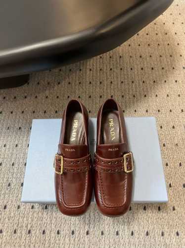 440 prad* 普拉达 25Ss早春新款 经典圆头玛丽珍 乐福鞋 单鞋 蛮复古暗黑系的一款玛丽珍 颜值和舒适度这块都把我吃的死死的！ 可盐可甜的娃娃头设计