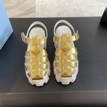 全色系升级 Prada 普拉达猪笼鞋锯齿罗马编织厚底橡胶凉鞋 复古时髦前卫的轮齿55Mm 厚底鞋底搭配橡胶鞋面，让整双鞋轻便舒适 鲜艳色彩 满足不同风格时髦人士