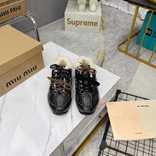 出厂 代购级别独家首发miumiu缪缪棉鞋毛毛鞋 秋冬新款英伦风系带乐福鞋miumiu秀场适当独一无二的擦色工艺工艺来自miu Miu系列的细节特写 新季的潮流