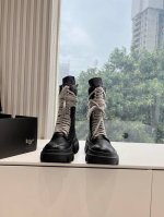 G08Rick Owens Dr.Marten* 联名合作款五芒星交叉绑带侧拉链厚底短中筒马丁靴 博士家的靴子上脚很棒，款式样貌什么的都比较满意，鞋底也不硬穿着