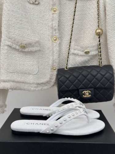 厂价 Chanel Thongs是25C春夏 秀场夹脚人字拖 夏天的人字拖莫名让人感到自由 带上镶嵌了双c水晶珍珠标志 太精致了 也太好看了吧 上脚超秀气显白！