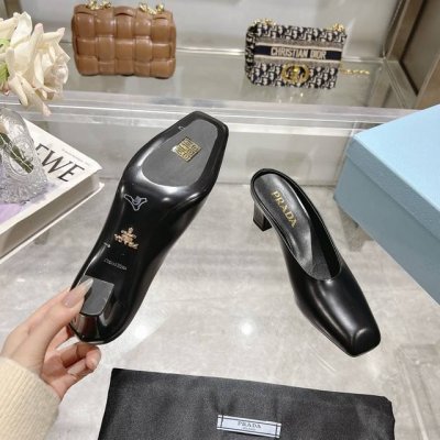 工厂价P310，25年新款上市走秀明星新品时尚潮流【Prada 普拉达】方头高跟方跟粗跟凉鞋后空单鞋。鞋面采用进口牛漆皮，开边珠、内里垫脚为进口羊皮，意大利注塑