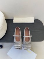420 amina Muaddi 阿米娜 25/春夏新品斜方头爱心水晶鞋冲孔镂空平底单鞋 新品超级吸眼 真真太太太好看了 方头配爱心钻绝了 上脚超好看！春夏必备