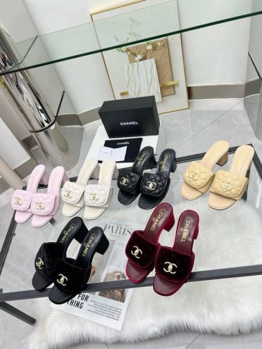 CHANEL 25早春新品 拖鞋火爆上市！黑色、米白、杏色、粉色、黑色真丝绒、酒红真丝绒、跟高6厘米。35-43。橡胶底 。真皮底