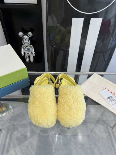 代购级 Marni 玛尼新款毛毛凉鞋 是来自意大利的独立设计师品牌，迅速走红国际时装界的一个著名品牌。 纯粹的奢华感是marni所致力打造的风格。凉鞋的透气结构