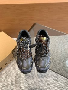 Miu Miu x New Balance 联名系列情侣运动鞋 各大品牌都热衷于跨界联名 缪缪这次联名诚意满满非常有亮点 鞋面高丝光拼接 做旧毛边设计 复古又叛