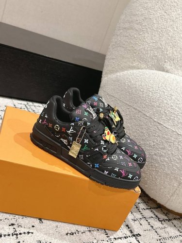 饰品+40 #顶级版本 情侣款LV 路易威登L家 Trainer 25 新款 情侣款 休闲 运动鞋 滑板鞋 LV Trainer 运动鞋的灵感源自复古篮球鞋，代