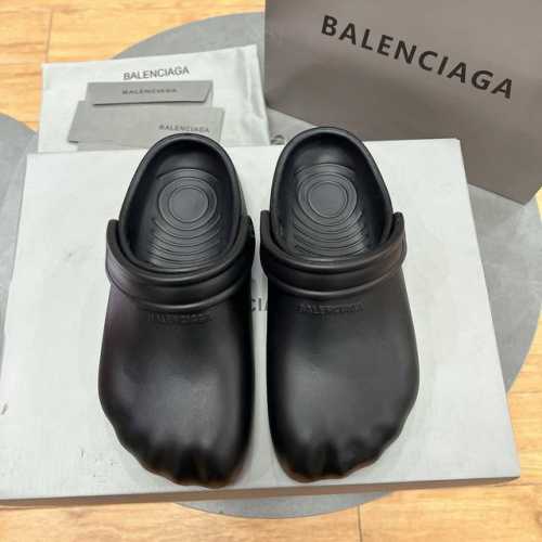 工厂价 160元 巴黎世家Crocs联名新款拖鞋出货啦！一款火遍Ins、小红书各大平台的拖鞋，采用高科技材料、模具一体成型、既轻便、又耐磨、还防水！跟高6Cm颜