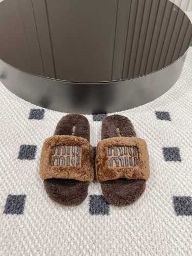 Miumi* 缪缪秋冬新款厚底毛毛拖 每逢秋冬来临 毛拖是必不可少的单品 不仅足够保暖 还能拥有舒适的触感无论搭配什么都有种漫不经心的时髦纯羊毛 有用手拨开是厚