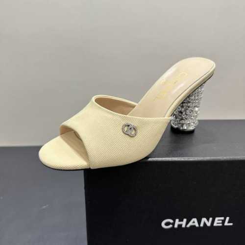 Chanel｜香奈儿小香25P春夏新品 系列双C高跟拖鞋这双香奈儿穆勒鞋，是奢华与时尚的杰作。鞋面简约优雅，标志性元素低调点缀。最吸睛的是璀璨水钻珍珠堆叠的高跟