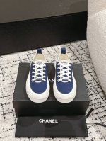 Chanel香奈儿 25 隐藏中古款帆布鞋Vintage感满满，中古复刻get啦～帆布鞋适配春夏，黑白拼接就很Chanel。配合袜子就很复古学院的感觉。鞋面：帆