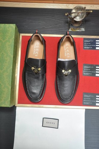 出厂价 意大利顶级奢侈男鞋巨头 Gucci 古奇 全牛皮内里 新款报到原汁原味的欧式风格 赏心悦目为了让鞋子更加耐用不变形制作继续沿用传统做法 但仍然不乏创新皮