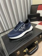 出厂价： 阿玛尼新款休闲运动鞋 时尚百搭， 版型简洁大气， 面料采用进口牛皮配原版布料，透气内里，原版耐磨橡胶大底，独家新款，实物拍摄，码数：38-442色可选
