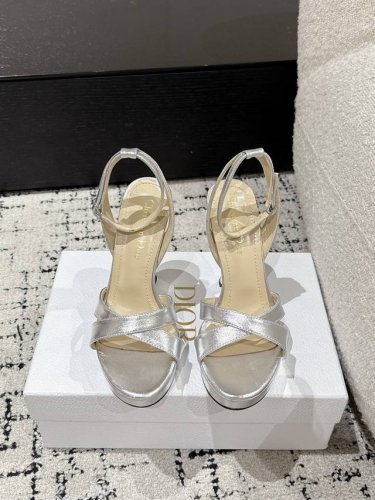 Dior 迪奥 25 春夏走秀新款Tribales高跟交叉带露趾鞋 Cd明星同款水钻字母Logo五金扣防水台凉鞋 面料：材质:原版定制100%真丝 进口金属羊皮