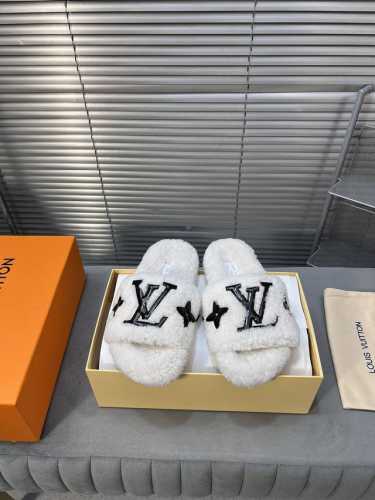 Lv 新款毛拖 羊毛懒人拖鞋 懒人必备穿了会上瘾的拖鞋 巨软巨舒服 让你摆脱一切的束缚感 垫脚脚床很贴合脚底 穿着非常舒服 是肉眼可见的舒适感 暴走一天无压力