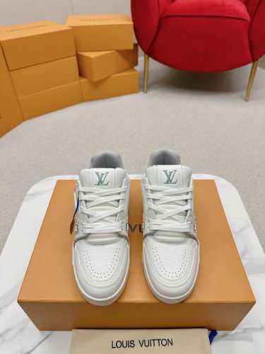 原版开发 品质出货 欢迎对比 LVTRAINER MAXI 胖嘟嘟情侣款运动鞋 天花板级别。对版出货 LV Trainer Maxi运动鞋将成衣系列的宽松廓形引