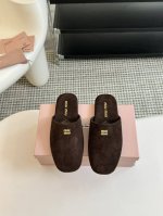 Miumiu小圆头半拖第一眼看到这个鞋子就爱上了，带点复古味随意搭配都好看！各大网红博主都在穿它，整个鞋子非常柔软，好穿不磨脚。简约百搭款~延续了一贯极简风格，