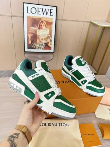 2024 路易威登走秀滑板鞋爆款， Louis Vuitton Trainer无疑是奢侈品牌推出的最成功的sneaker之一，不过探索的脚步并不会停，Louis